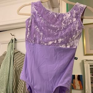 LuckyLeo! Size M, beautiful lilac velvet top!